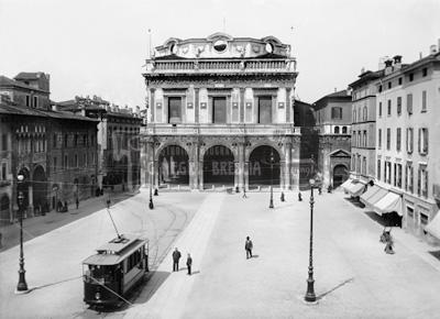 Piazza Loggia vecchia con tram e gente
