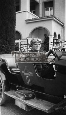 Auto OM 467 di Gabriele D'Annunzio con autista alla guida