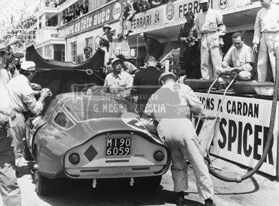 Carrozzeria Zagato auto Alfa Romeo Giulia TZ 1 durante un rifornimento ai box del circuito di Le Mans
